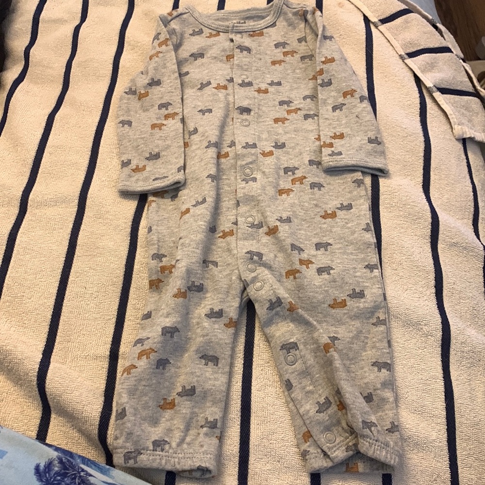 Gray onesies with bears on it